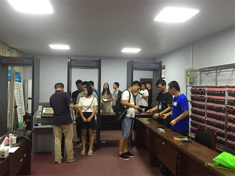 安检室查证及手机收发